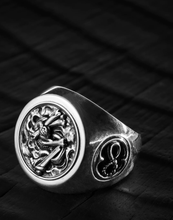 Load image into Gallery viewer, Serpent Crest Ring